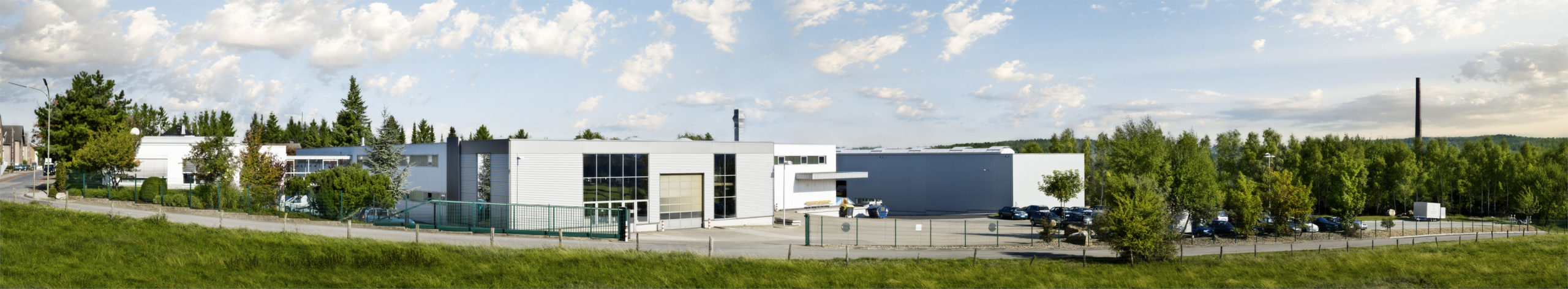 Recinto industrial de 20 000 m², nave de producción de 4 700 m², edificio de oficinas de 850 m²