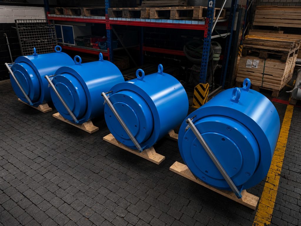 ... a working cylinder with a 600 mm piston diameter!
