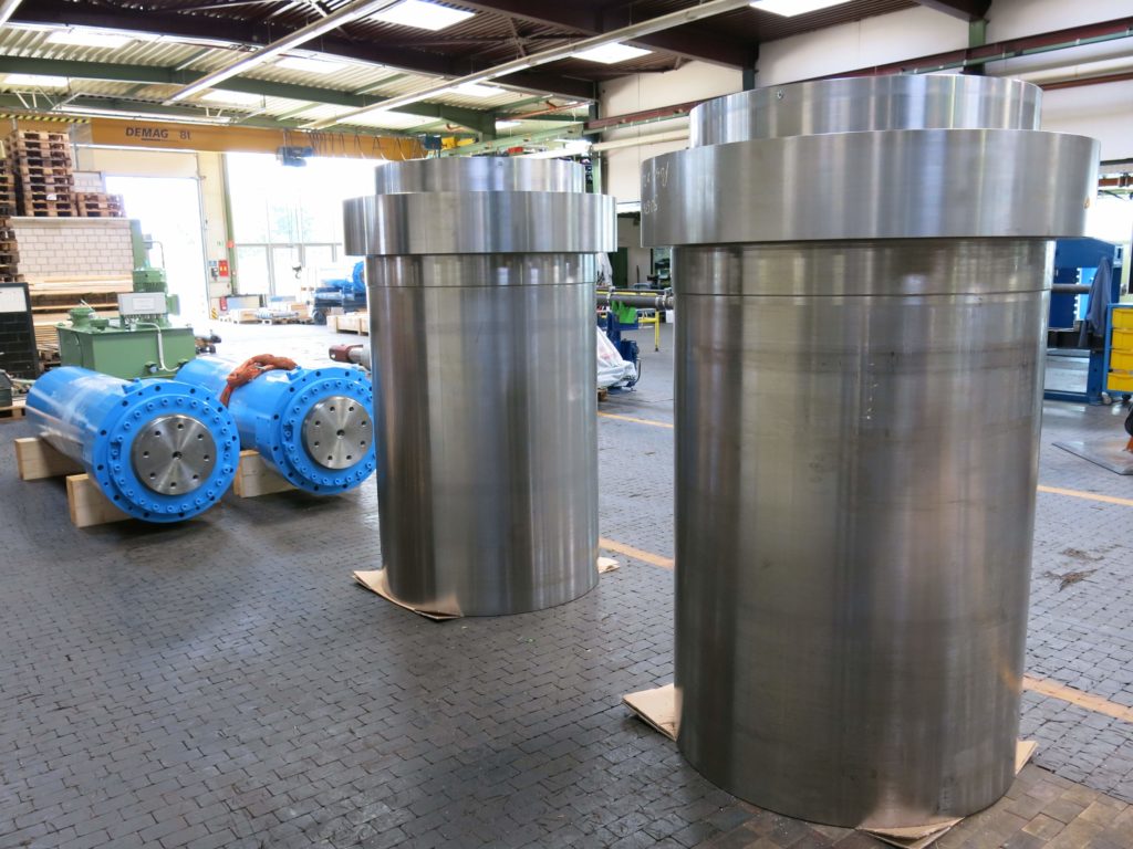 High-torque press cylinders for an IHU press with an 800 mm piston...
