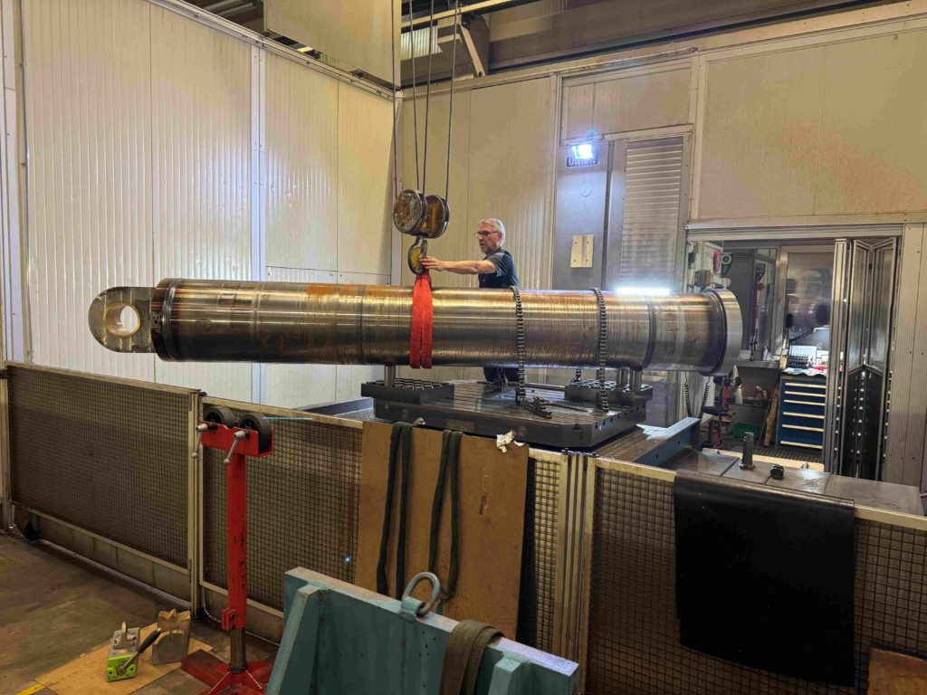 Furnace tilting cylinder with a 350 mm bore on the boring machine